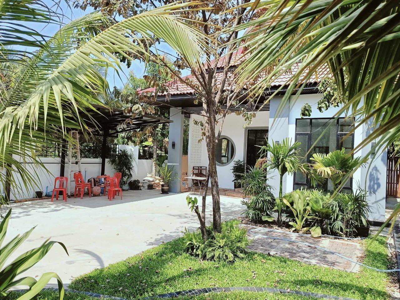 Private Modern House with Garden — photo 3