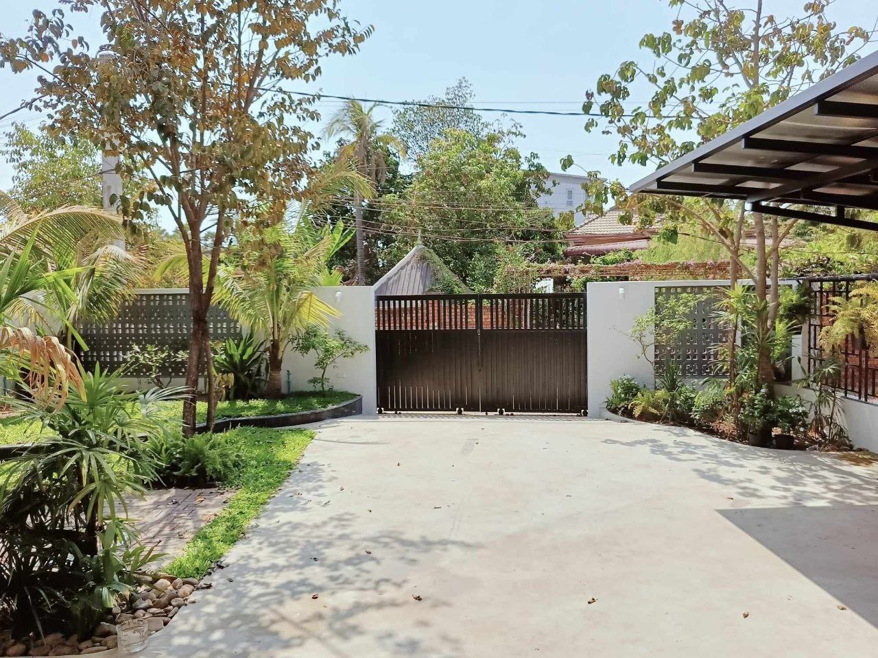 Private Modern House with Garden — photo 2